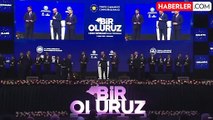 Cumhurbaşkanı Erdoğan sahneye çağırdığı iş adamına sitem etti: Yardımını beğenmedim