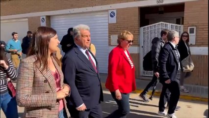 Laporta visita la zona afectada por la DANA, saluda a las alcaldesas y regala entradas a los policías