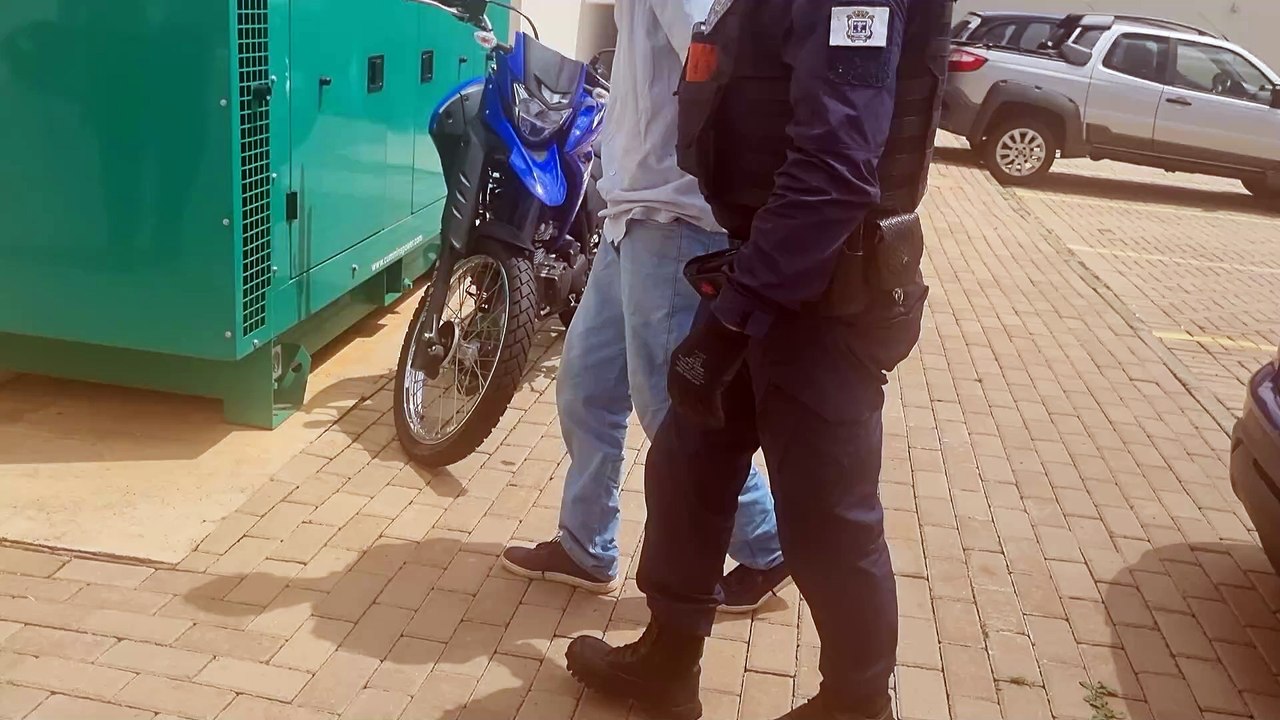 Ladrão tenta furtar Corsa, mas leva apenas roupas e garrafas de chope; indivíduo preso pela GM