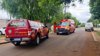 Criança reza de joelhos após irmão ser atropelado no bairro Santa Cruz