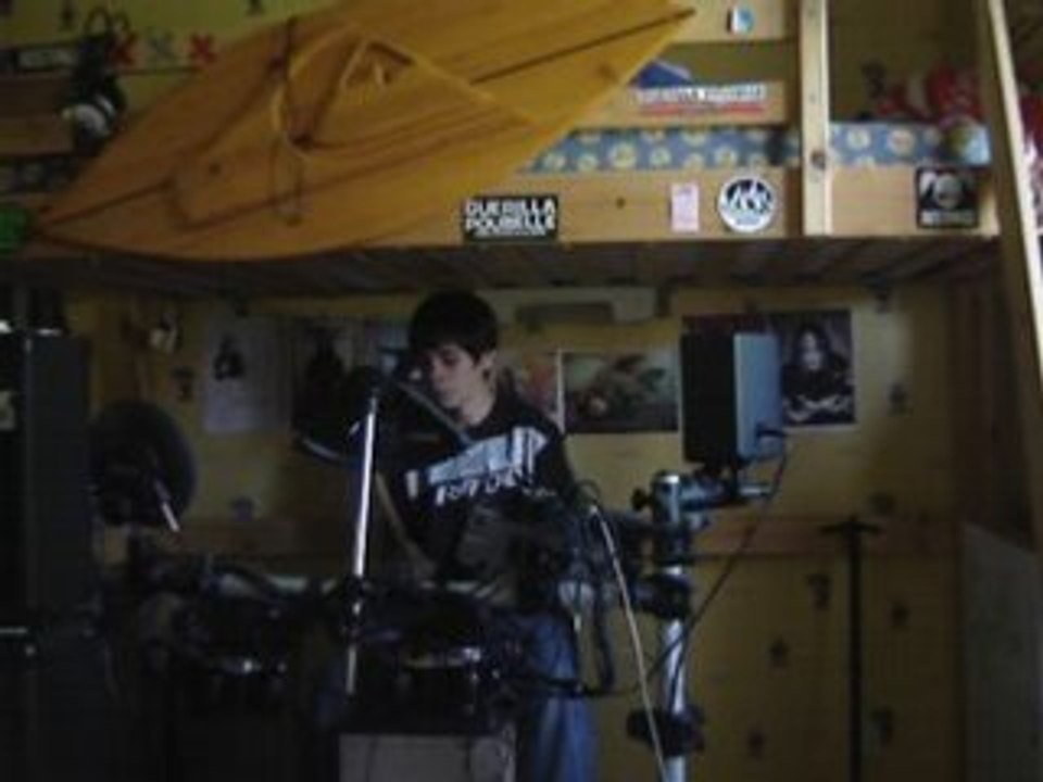 play drum