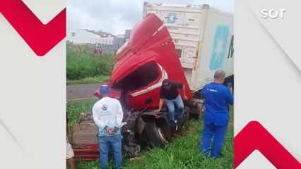 Mulher morre após colisão envolvendo duas carretas na BR-163 em Toledo