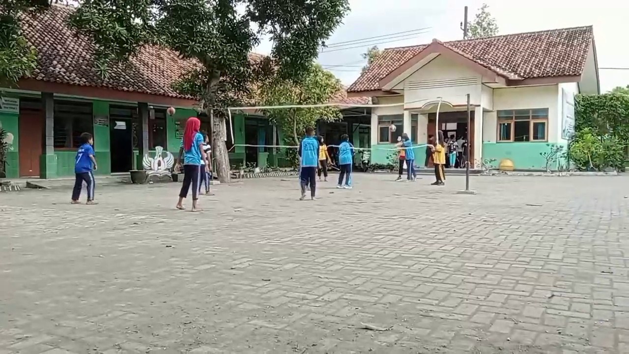 The Joy of SDN Tepas 3 Geneng Students While Playing Volleyball