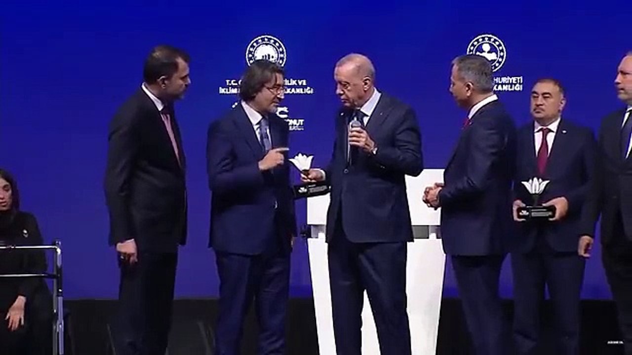 Erdoğan'dan tebrik bekledi ama... Ziraat Bankası Genel Müdürü kameralar önünde rezil olduı