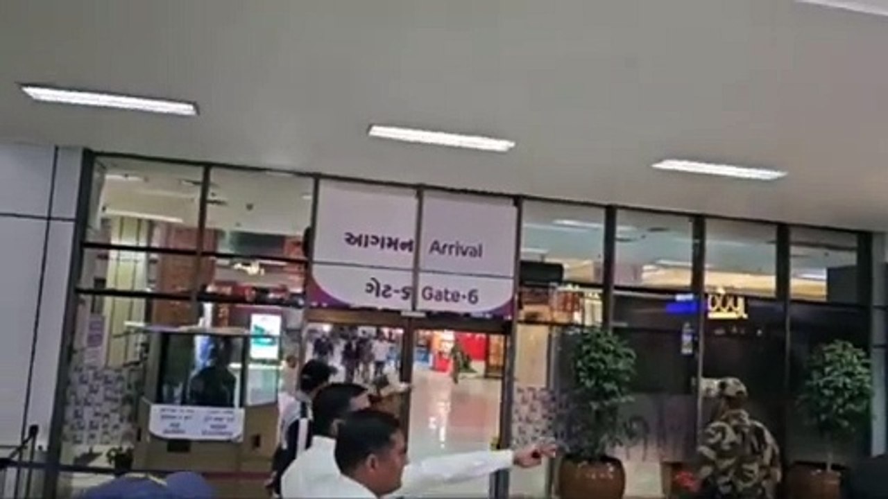 अमरीका से डिपोर्ट लोगों को अहमदाबाद एयरपोर्ट से...