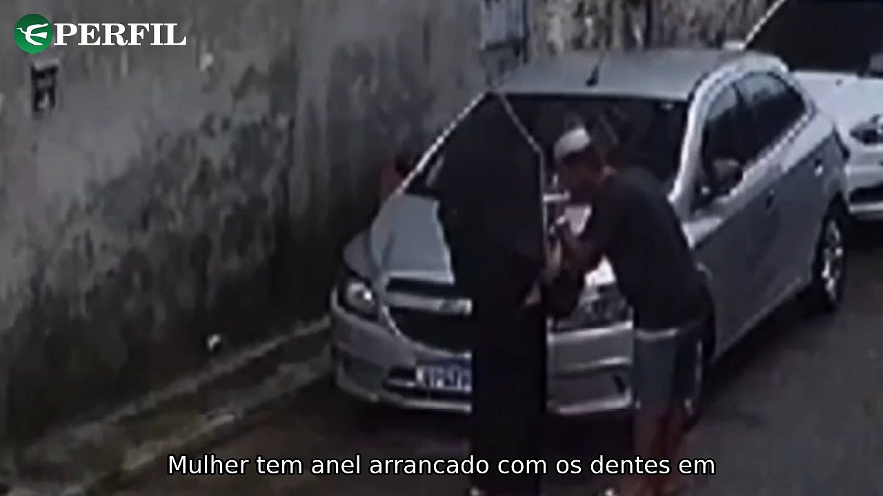 "Assalto com mordida, superação de Leonora e Galisteu no aeroporto: histórias surpreendentes!" - Vídeo mostrando diferentes histórias impactantes de personalidades em situações inesperadas.