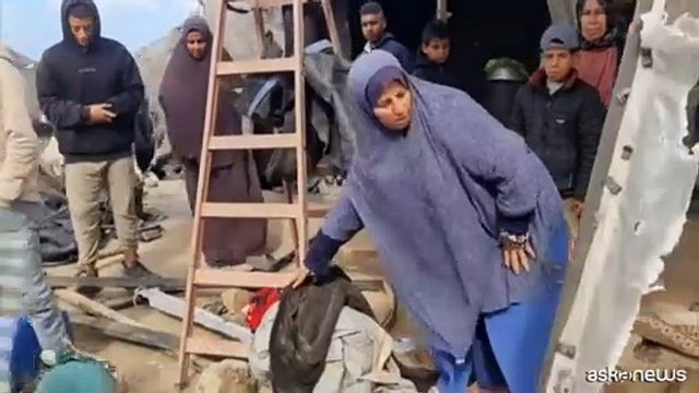 Gaza, vento e pioggia sulle tende degli sfollati a Khan Yunis