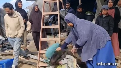 Gaza, vento e pioggia sulle tende degli sfollati a Khan Yunis