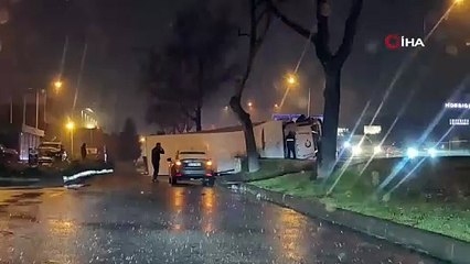 Bursa’da içecek yüklü kamyon devrildi