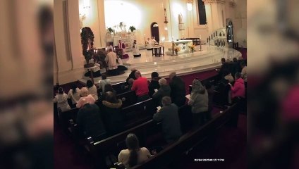 Homem dá soco no rosto de padre durante missa