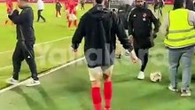 "ماشي بيعرج!؟".. إمام عاشور يحيي الجماهير قبل التوجه لاستلام جائزة رجل المباراة