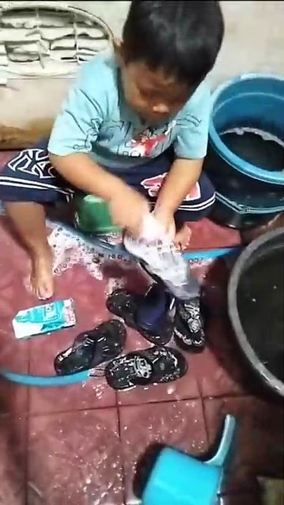 BELAJAR CUCI SANDAL