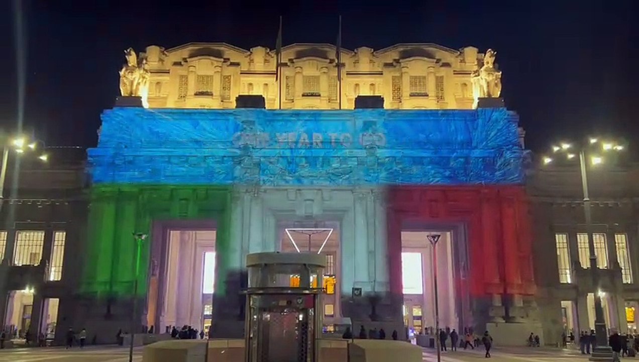 OIimpiadi invernali 2026, la facciata della stazione Centrale di Milano illuminata con il tricolore