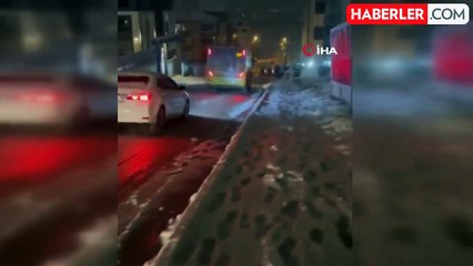 Bursa'da Kar Yağışı Sürücülere Zor Anlar Yaşattı, Gençler Eğlendi