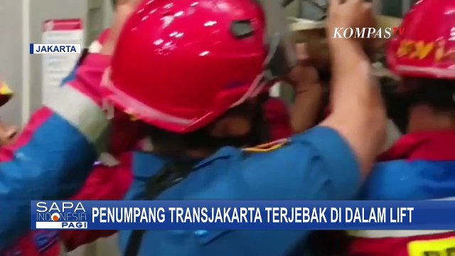 Momen Petugas Damkar Evakuasi 2 Penumpang Transjakarta Terjebak dalam Lift Halte Pasar Senen