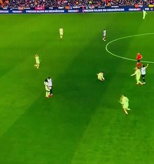 El feo pisotón a destiempo de Umar Sadiq a Pedri en el Valencia-Barça de Copa