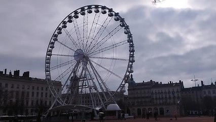Vidéo de la grande roue qui est sur la place Bellecour depuis l'an dernier en 2024.