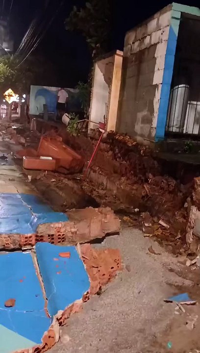 Chuvas derrubam muro de escola e deixam ruas alagadas em Florianópolis