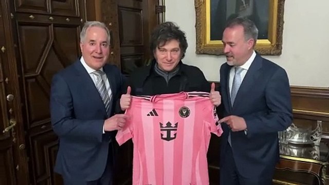 Los dueños del Inter Miami visitaron a Javier Milei y le regalaron una camiseta firmada por Messi