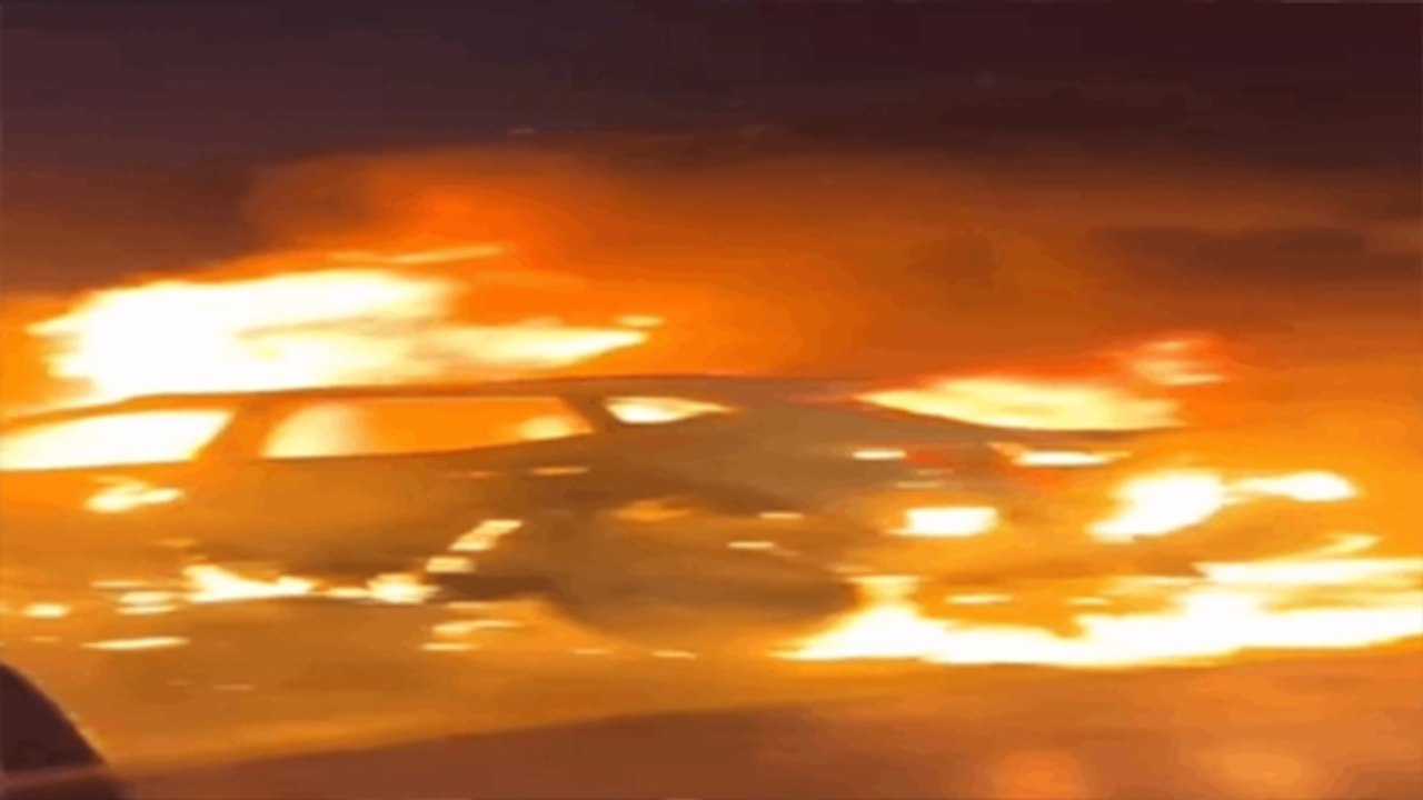 Bağcılar'da seyir halindeki araç alev topuna döndü