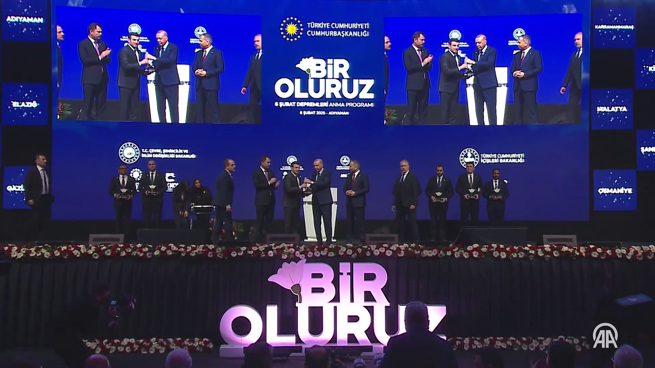 Cumhurbaşkanı Recep Tayyip Erdoğan Selçuk Bayraktar'a plaket verdi