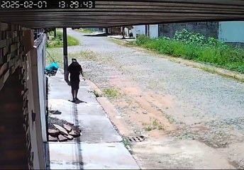 Impressionante: Homem ataca idosa durante assalto à residência