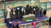 Hamas consegna gli ostaggi israeliani in una cerimonia che farà polemica