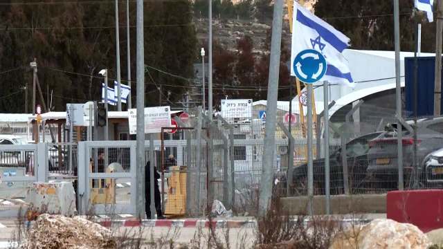 حافلة تقل معتقلين فلسطينيين تغادر سجن عوفر