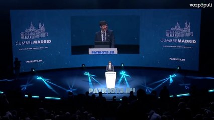 Activista de Femen interrumpe la cumbre Patriots de Abascal