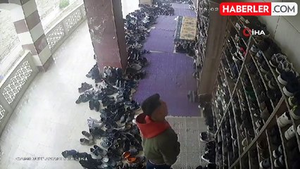 Şanlıurfa'da Namaz Sırasında Ayakkabı Hırsızlığı Kamerada