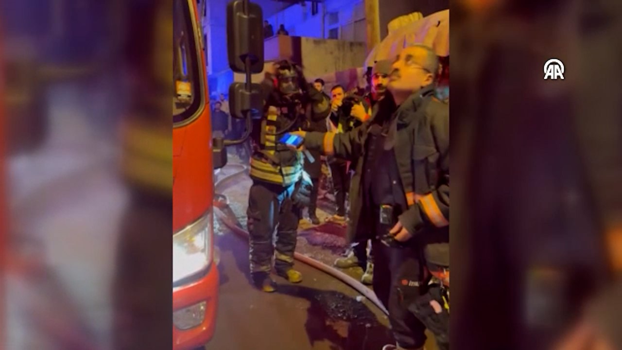 3 katlı binada çıkan yangında mahsur kalan 5 kişi kurtarıldı