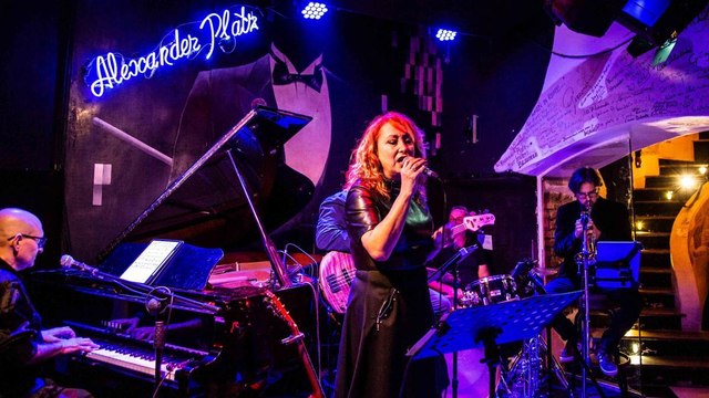 Burt Bacharach, all'Alexanderplatz l'omaggio «acustico» della cantante e chitarrista Désirée Petrocchi