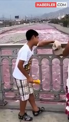 Nehir aniden kırmızıya dönüştü, kimse ne olduğunu anlamadı