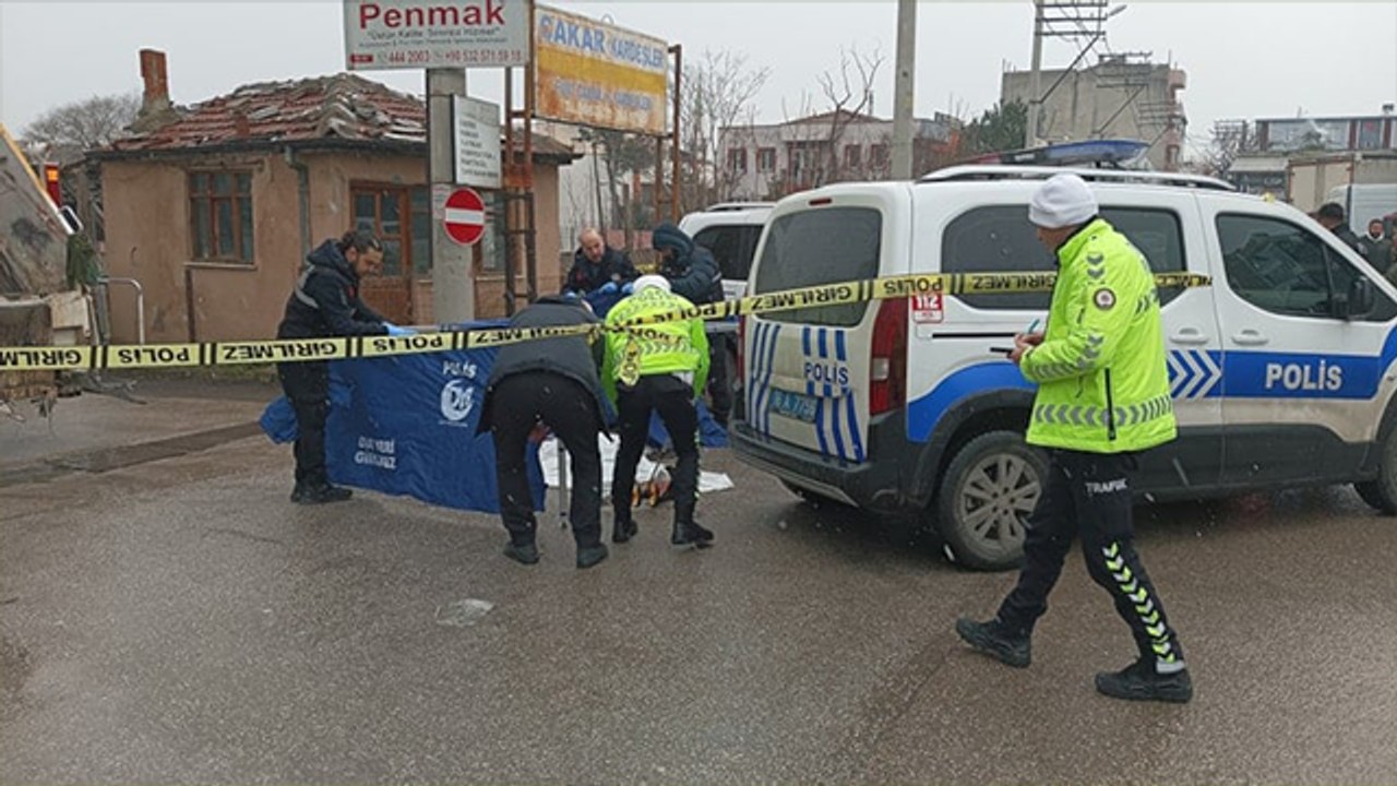 Çöp kamyonunun altında kalan yaşlı kadın hayatını kaybetti