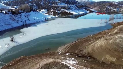 Donan gölün yüzeyindeki ''çok garip'' şekiller dikkat çekti!