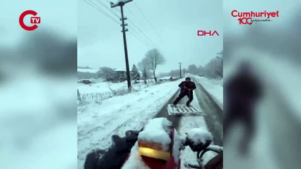 Sakarya’da eğlenceli kar keyfi: Traktörle snowboard yaptılar!