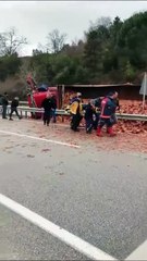 Sinop’ta tuğla yüklü kamyon devrildi