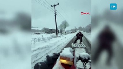 Karla kaplı sokakta ahşap palet ile snowboard