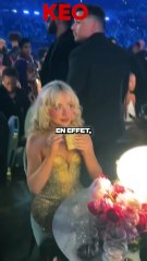 KANYE WEST AMENE SA FEMME BIANCA AUX GRAMMYS NUE 😱