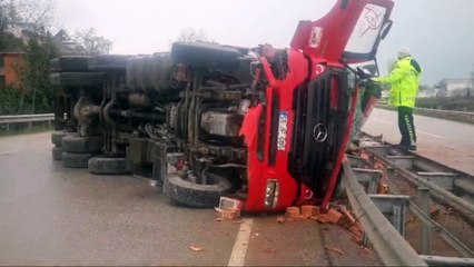 Tuğla yüklü kamyon devrildi