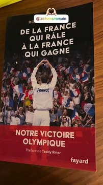 Nathalie Péchalat montre la dédicace de son collègue Romain Lachens sur son livre De la France qui râle à la France qui gagne