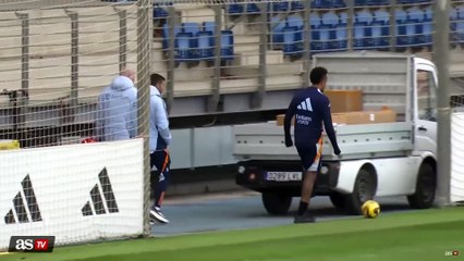 Militao sale a entrenar al césped en Valdebebas