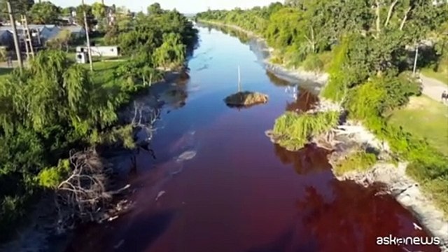 Un fiume vicino Buenos Aires si colora di rosso: residenti allarmati