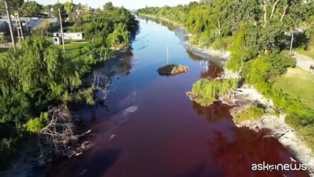 Un fiume vicino Buenos Aires si colora di rosso: residenti allarmati