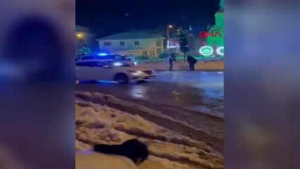 Gençlerin isteğini kırmayan polisler kar topu oyununa katıldı