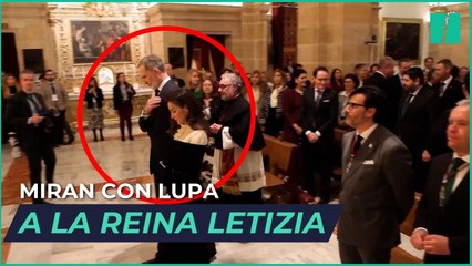 Algunos han puesto la lupa en el gesto que hace Letizia mientras Felipe VI se santigua