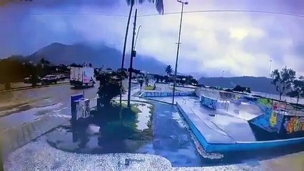 Brezilya'da kalabalık bir caddeye uçak düştü