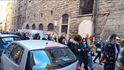 Firenze, la manifestazione dei tassisti per le strade del centro dopo l'aggressione a una collega