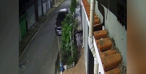 Homem morre durante perseguição policial com tiro na cabeça em Guarujá; VÍDEO