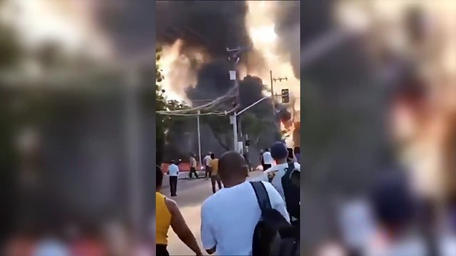 La avioneta que se estrelló en la ciudad de Sao Pablo impactó contra varios vehículos.